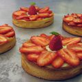 Tartelettes aux fraises, crème fouettée au basilic