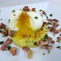 Paillasson de pomme de terre, oeuf mollet, lardons grillés