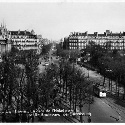 La Place de l'Hôtel de Ville et le Boulevard de Strasbourg