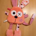 Doudou attache tétine lapin corail rose