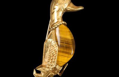 CARTIER : Broche en or canard ornée d'un cabochon d'œil de tigre