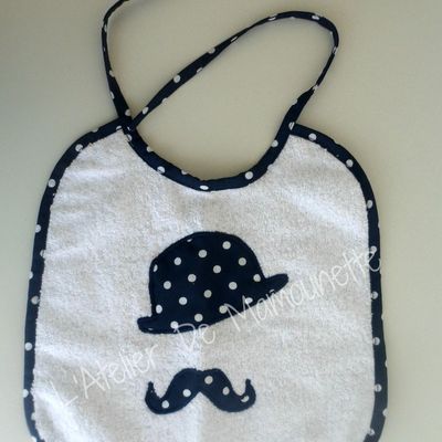 Bavoir melon/moustache marine à pois blanc.