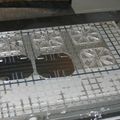 Plateau à grille et plaque martyre en plexiglass pour usinage pièces de faibles dimensions