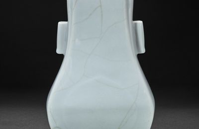 A Guan-type fanghu-form vase, 18th-19th century