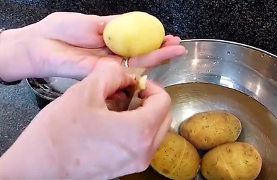 Comment éplucher facilement des pommes de terre cuites