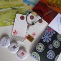 Une petite enveloppe surprise : badges, carnet, bracelet...