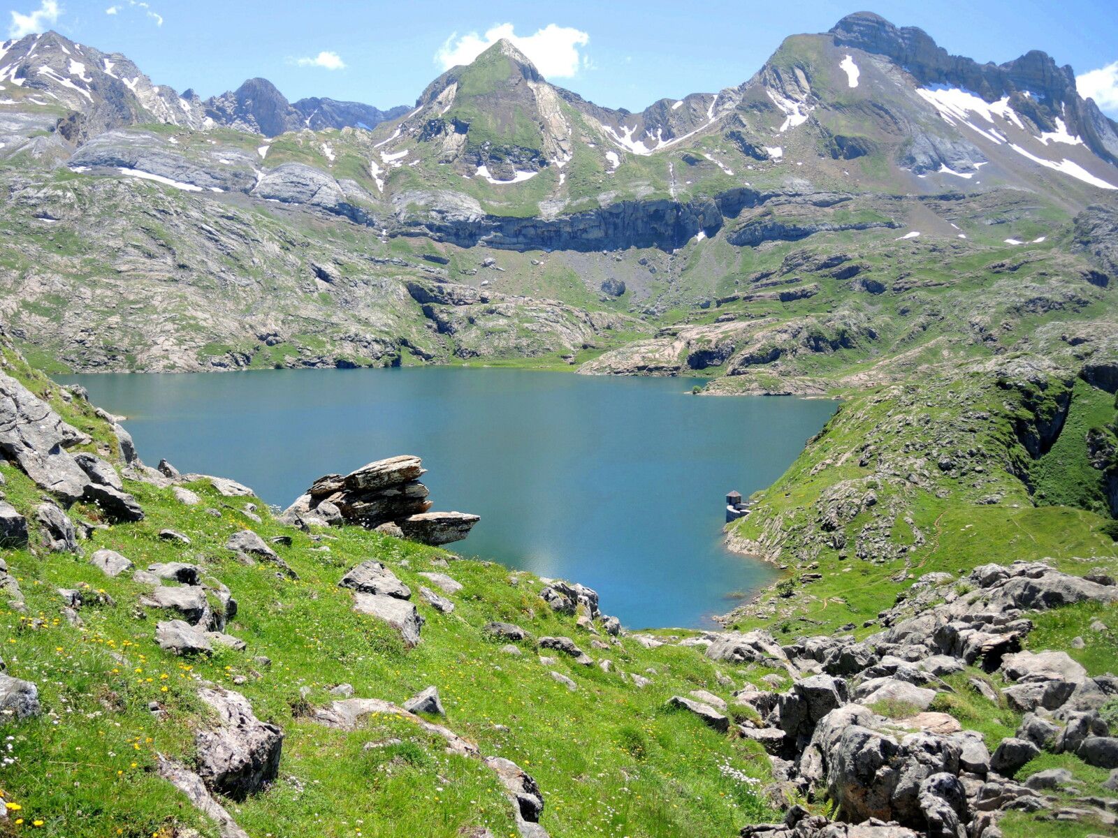 Lac d'Estaens, panorama 2 sur le lac, pic Liovilla et rochers,  juin 2024 (Espagne)
