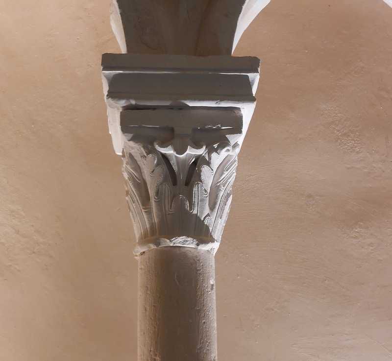Vues des chapiteaux de colonnettes intérieurs et de la châsse de Saint Rémi