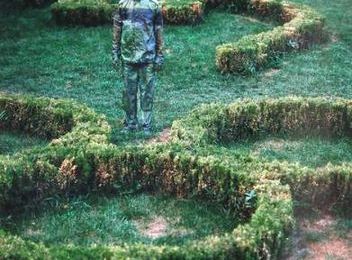 Seize photos de la série "Camouflage" de Liu Bolin @ Blanchet & Associés