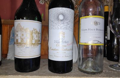 Pessac-Léognan : Haut-Brion 2002, Pauillac : Mouton Rothschild 2002, et Sauternes : Clos Haut Peyraguey 2010