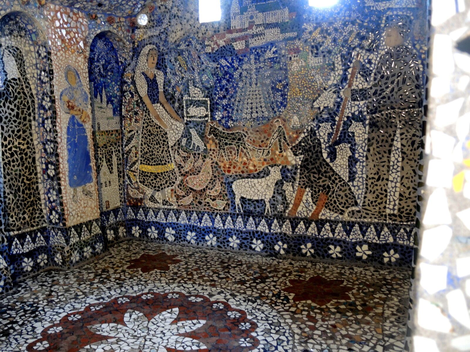 Chartres, Maison Picassiette, la chapelle (28)