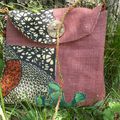 Petit sac en toile de jute et sa salamandre verte