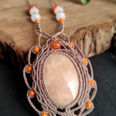 Collier de déesse élégant en micro-macramé et pierre d'aventurine orange