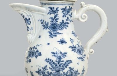 A Du Paquier coffee pot and cover, circa 1725-30