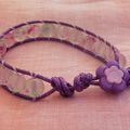 bracelet wrap : bouton fleur mauve et violet, cordon en coton ciré violet, perles transparentes peintes