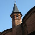 Eglise saint Jérôme, à Toulouse, le clocher dans un ciel immaculé ...