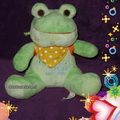 Doudou grenouille verte Fizzy, avec sac à dos orange, www.doudoupeluche.fr