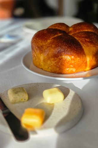 La carte propose une dizaine de plats ‘à la carte’ ainsi que deux menus: menu Découverte en trois services (90€) et le menu Dégustation en 5 services (€130). A noter également un menu gastronome à 28€ pour les enfants qui sont les plus que bienvenus à l'Hostellerie.
