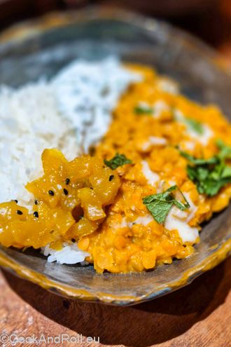 Dhal de lentilles corail au lait de coco, curry rouge et cacahuètes