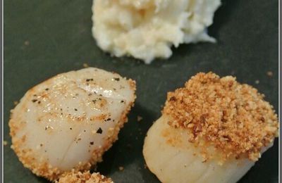 Noix de St Jacques panées aux amandes et noisettes et purée de céleri à l'huile de truffe