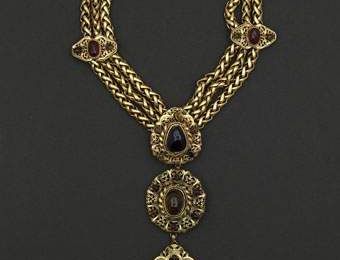 CHANEL, circa 1983. Somptueux collier d'inspiration renaissance 