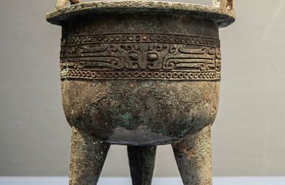 Bronze Ding tripod, Shang dynasty, c. 16th-15th century BCE
