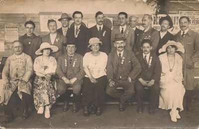 Quid de la date de ce cliché édité en cette carte photo, montrant un groupe de personnes à Belfort ?