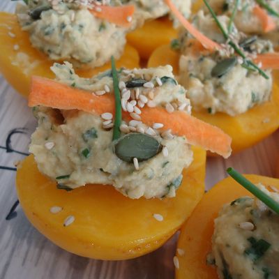 Entrée fraîcheur: pêches farcies aux rillettes de pois chiches et petites herbes