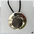 Pendentif Rond Tortue Scultpée Métal Argenté Avec Cordon Daim Noir