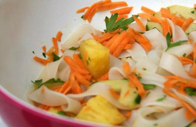 Nouilles de riz, ananas et crudités au citron vert