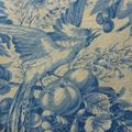 1512 - Tissu ancien fleuri oiseau bleu fond ecru 67 x 85