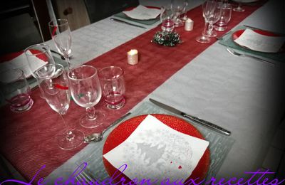 Présentation de table grise et rouge