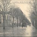 674 - Les voitures d'artillerie, avenue du Chemin de Fer - Inondations 1910.