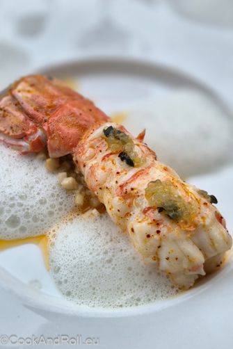 J’avoue avoir fait de même avec la sauce du savarin de volaille dont la sauce crémée au goût puissant de poule au pot nous a fait pousser des petits slurps de gourmandise!  Dans nos verres, un accompagnement mets et vins très apprécié: champagne, Sauvignon #ono parfait avec nos poissons, Minervois S(yrah) du Domaine Sibille fruité et légèrement épicé pour suivre, après un trou normand glacé et rafraichissant!