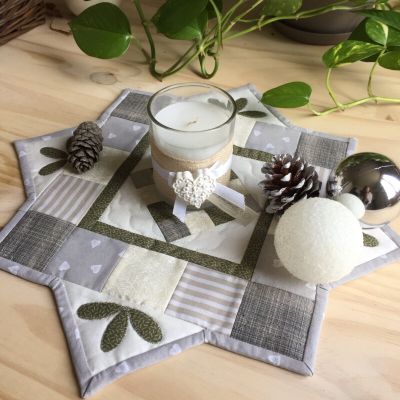 Idée Déco Noël 2018 : Centre de table tissu feuille et coeur de givre