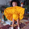 Mona en jaune soleil , fin de tenue ...