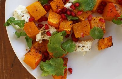 Courges rôties à la grenade et à la coriandre, papillote de feta