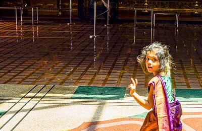 Petite fille temple hindou Singapour