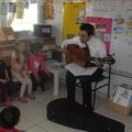 821-Notre guitariste à l'école !