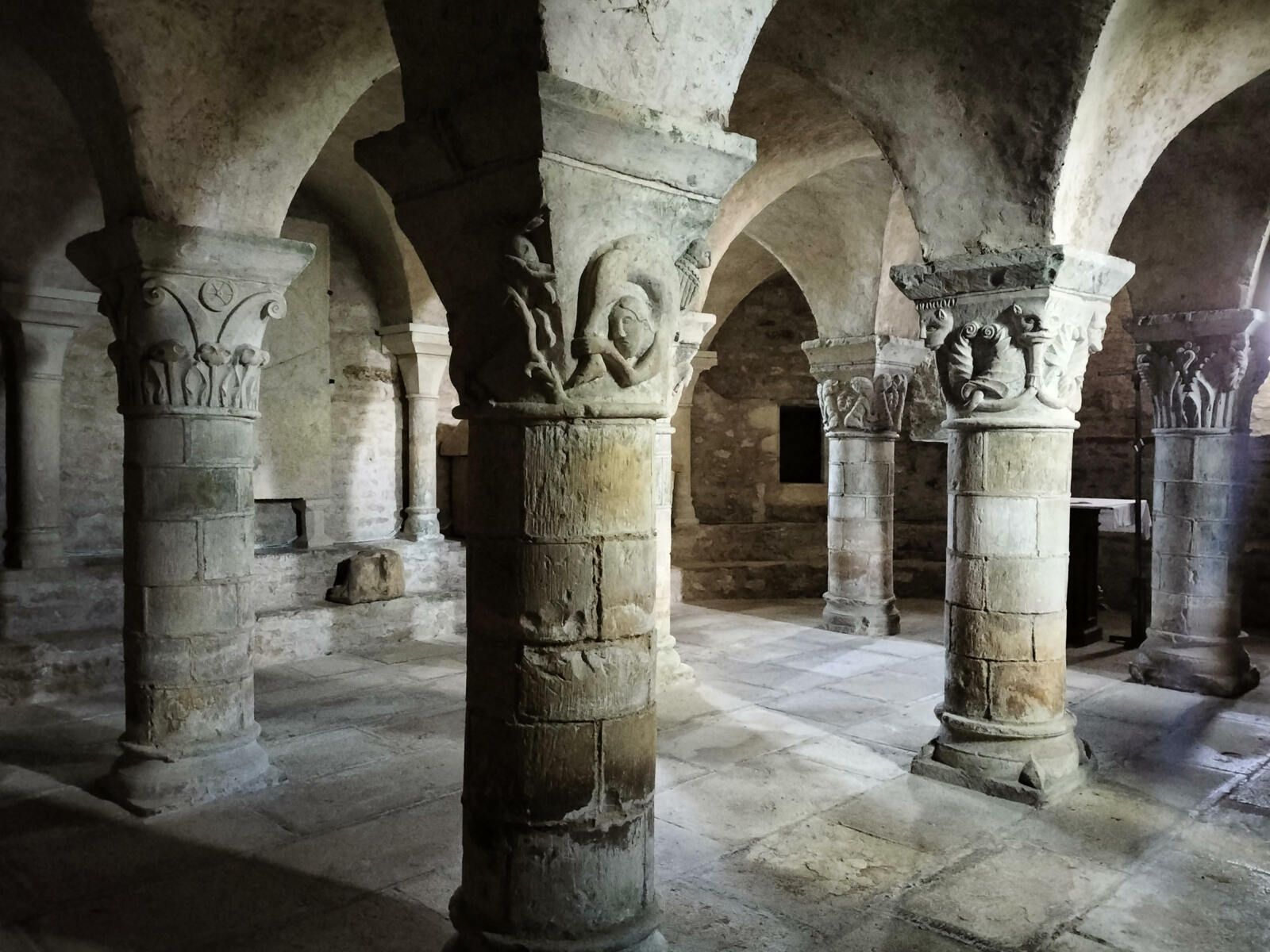 Saint-Parize-le-Châtel, église Saint-Patrice, crypte romane, les colonnes..... (58)