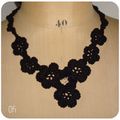 Un collier fleurs noir au crochet