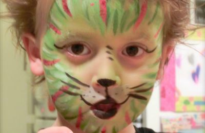 Maquillage de tigre vert et rose.