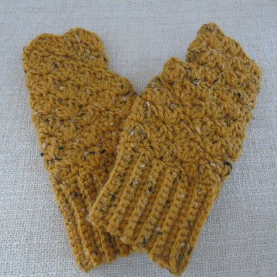 Mitaines au crochet couleur moutarde