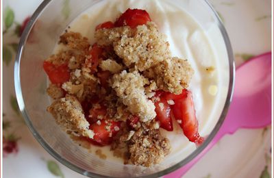 Mousse à la ricotta, fraises & crumble