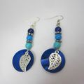 Boucles d'oreilles ethniques rouges bleues, bracelet cuir caramel et boucles d'oreilles nacre bleue et feuille