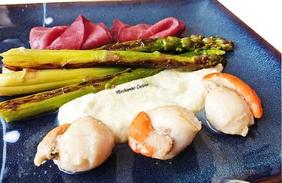 Poêlée d'asperges vertes et noix de Saint Jacques, bresaola, sauce crémeuse aux poireaux