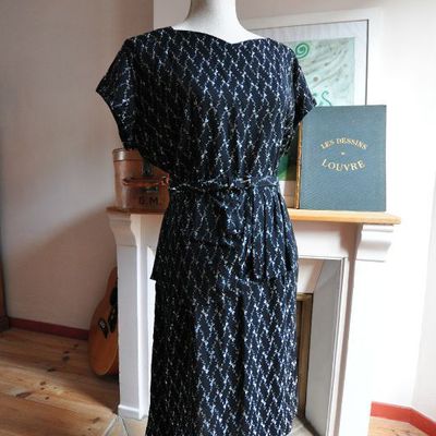 Robe noire, motifs argent.Années 50.Peplum.