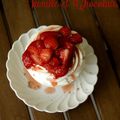 Pavlova aux fraises et vinaigre à la vanille et fruits de la passion