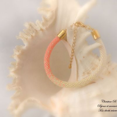 Bracelet en dégradé de corail vers l'ivoire