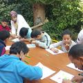 Un mardi après-midi occupé entre activité coloriage et activité de jardinage au temps d'accueil des enfants à Ourika Tadamoune